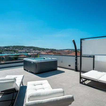 Apartman Above